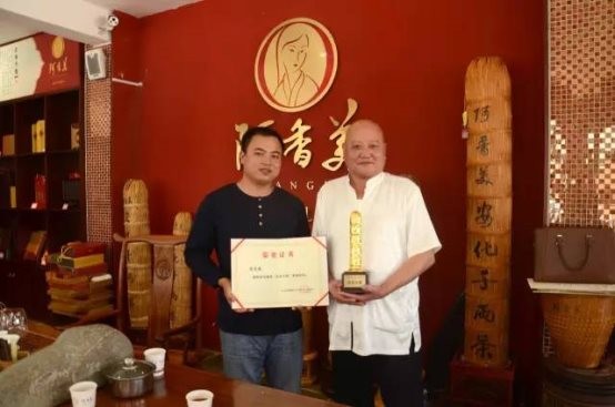 “安化十大制茶大師”、 “阿香美”黑茶技術(shù)掌門人——鄧龍章